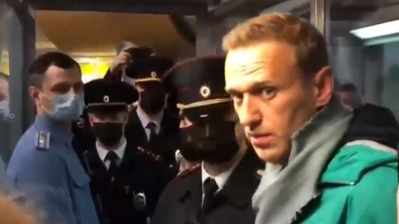 Кто стоит за навальным на самом. Задержание Навального в аэропорту. Навальный розыск.